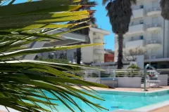 Spiaggia wellness con piscina e idromassaggio a Riccione
